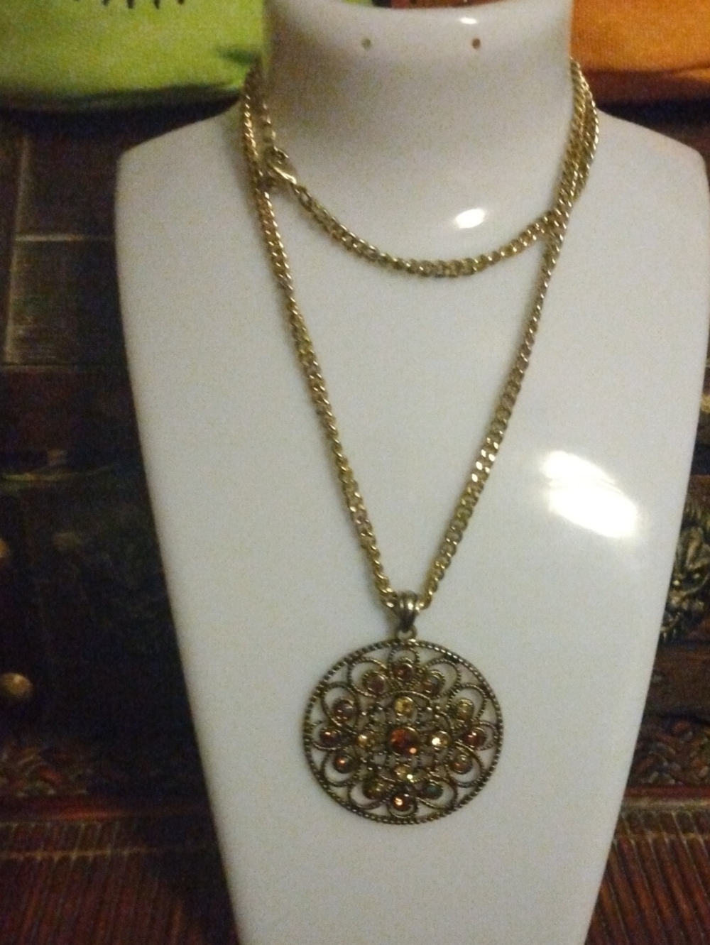 Filigree Pendant Necklace in Gold